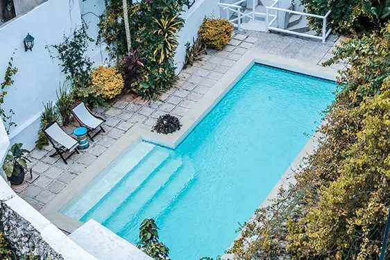 ¿Cuánto espacio se necesita en un jardín para construir una piscina?